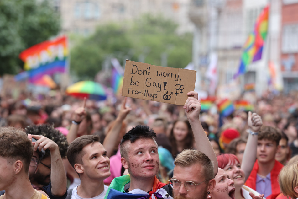 Mit Regenbogenfahnen und Plakaten warb der bunte Demonstrationszug für Akzeptanz und Gleichberechtigung.