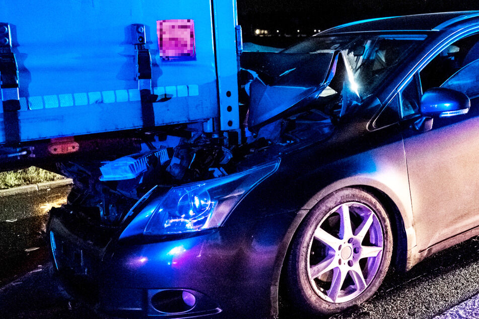 Unfall A3: Auto kracht in stehenden Lastwagen: Ein Schwerverletzter bei Unfall nahe Offenbach