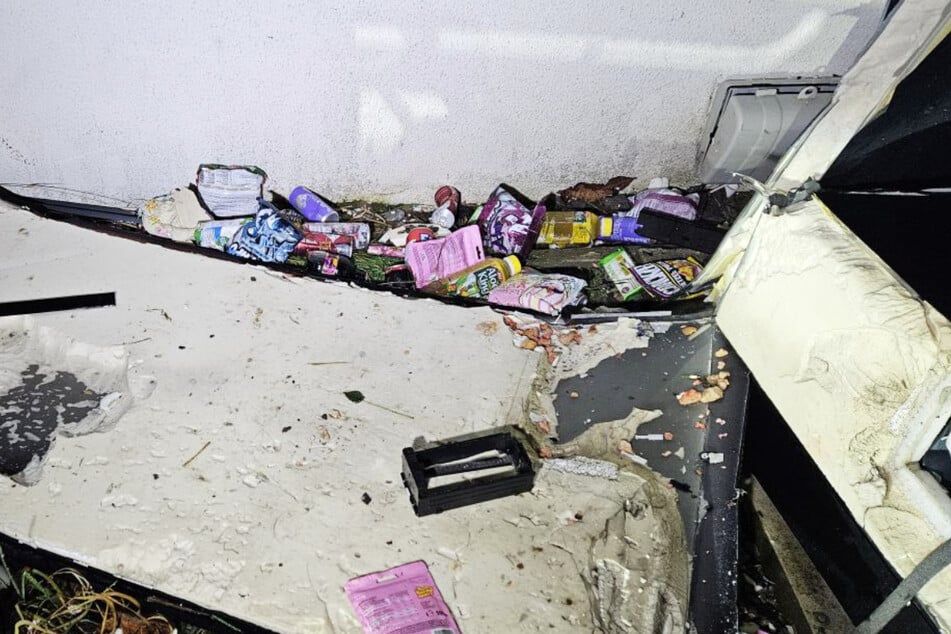 Den entstandenen Sachschaden schätzt die Polizei in Nordhessen insgesamt auf etwa 50.000 Euro, Zeugen sollen sich bei den Beamten melden.