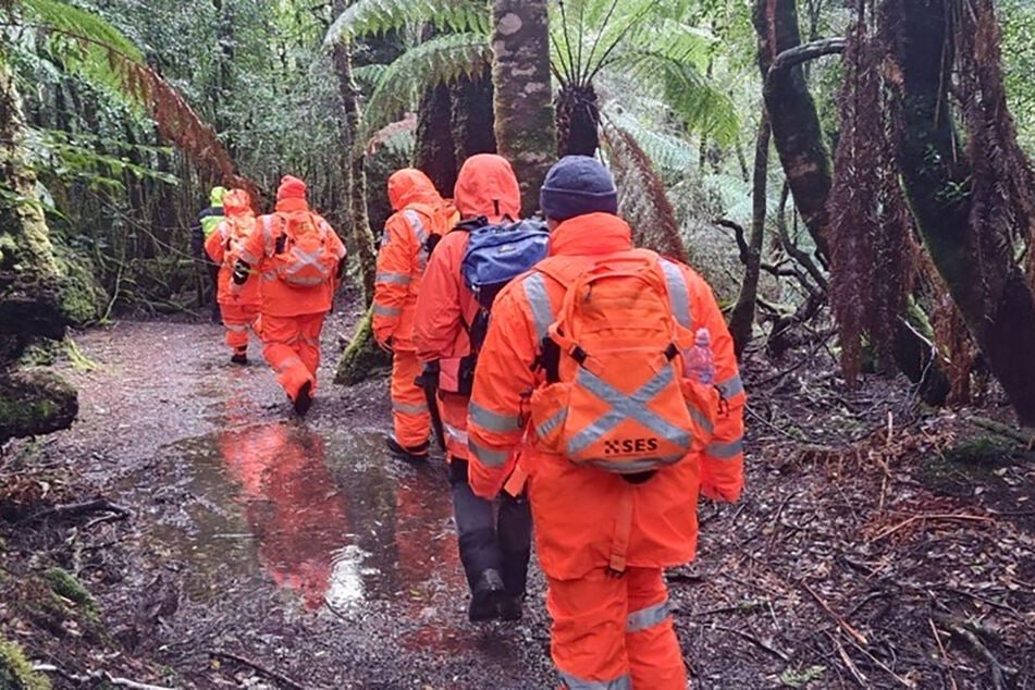 Fast zwei Wochen lang suchten Einsatzkräfte nach der Backpackerin in der tasmanischen Wildnis. Doch es fehlt jede Spur.