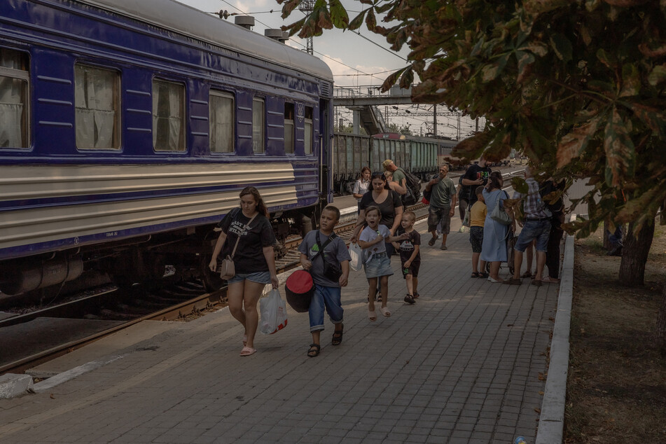 Flüchtlinge am Bahnhof von Prokorwsk. Die Russen rücken derzeit auf die strategisch wichtige Stadt vor - sollte sie fallen, könnte der ganze Donbas in die Hände der Russen fallen.