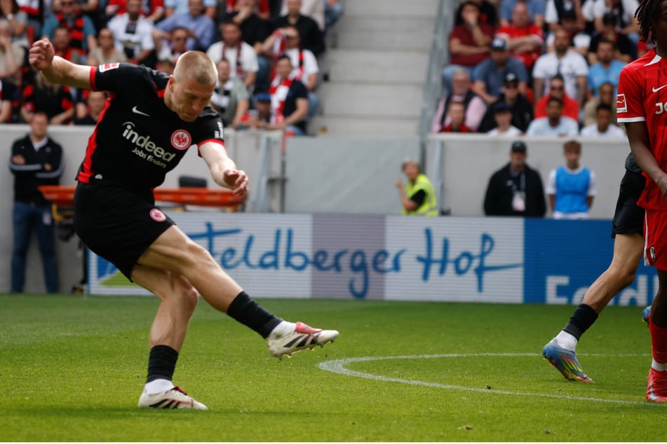 Rasmus Kristensen wuchtete den Ball zum 2:1 für die Eintracht in die Maschen der Freiburger.