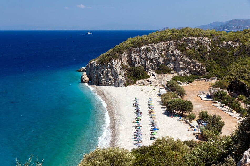 Ein Strand auf der griechischen Ferieninsel Samos: Einwohner und Touristen wurden am Sonntagmorgen aus dem Schlaf gerissen. (Archivbild)