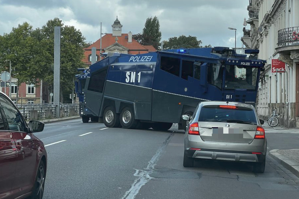Leipzigs Polizei erwartet am heutigen Tag der Deutschen Einheit ein größeres Demonstrationsgeschehen in der Messestadt und hat deshalb schweres Gerät aufgefahren.