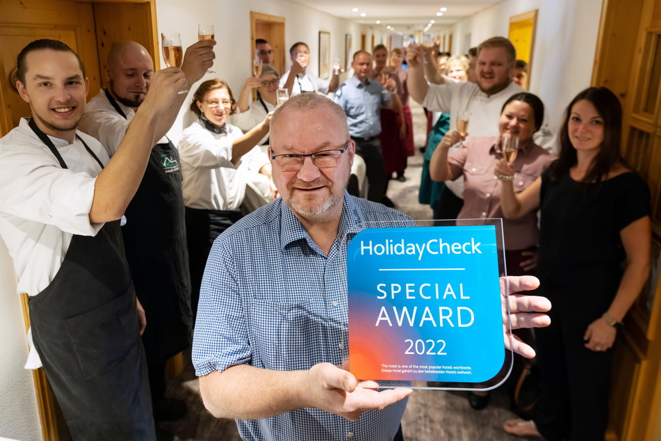 Hotelchef Heiko Schmidt (55, M.) und seine Mitarbeiter freuen sich über die Auszeichnung.