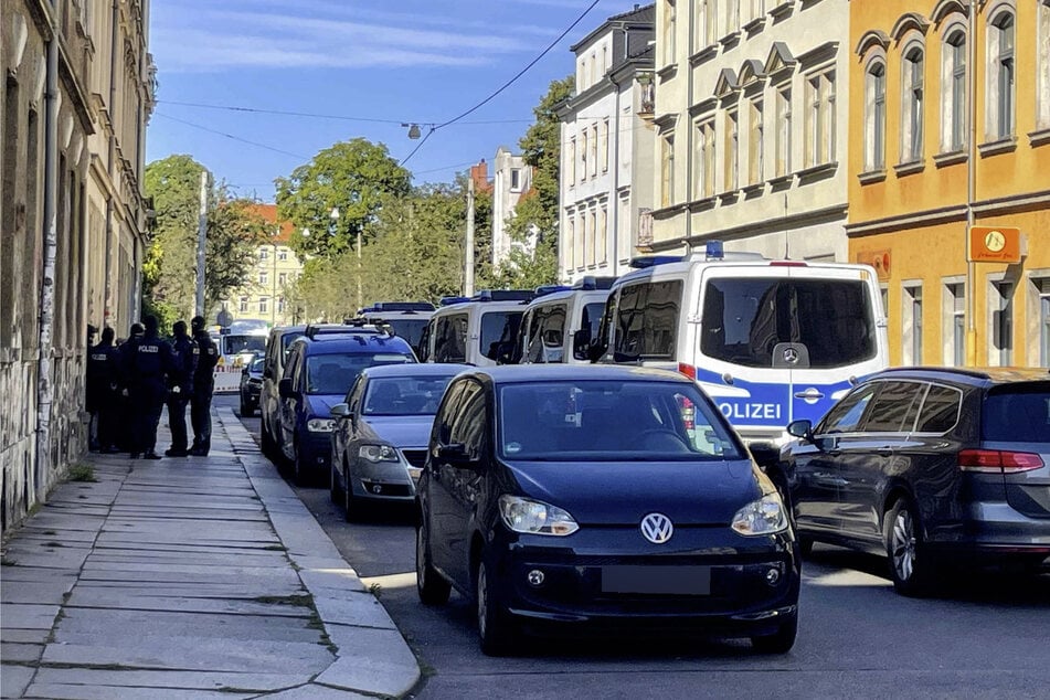 Im Zuge der Razzia durchsuchten Beamte auch eine Wohnung in der Schönbrunnstraße.