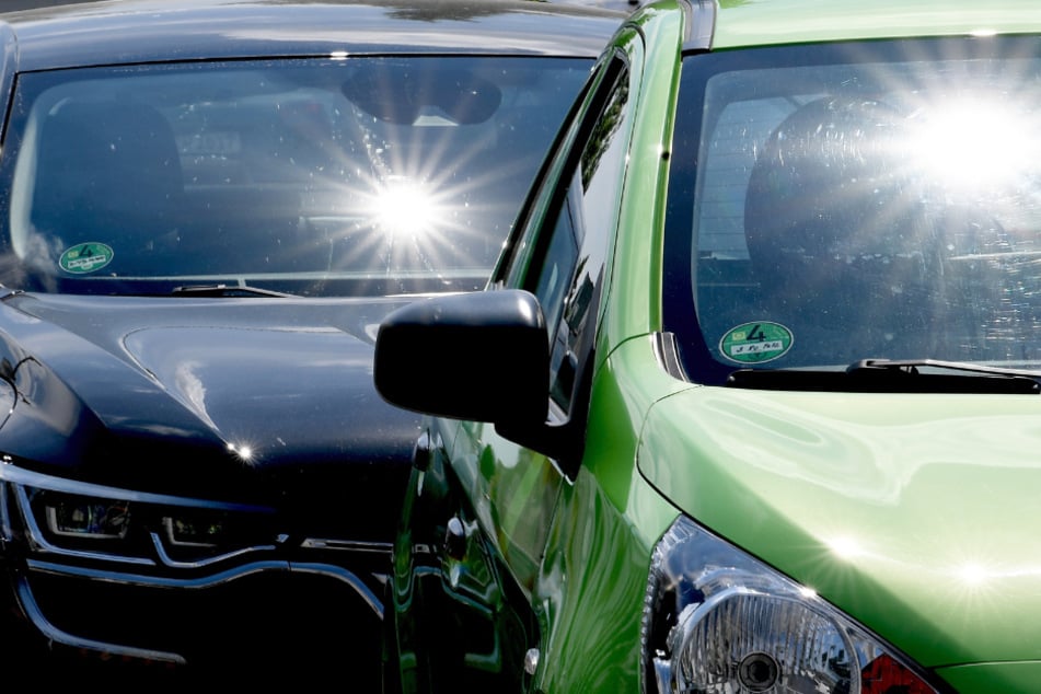 Junge setzt sich bei mehr als 40 Grad ins Auto und kollabiert