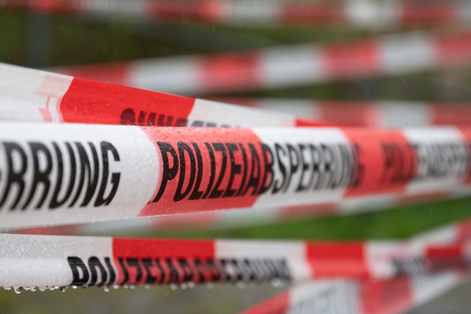 Der Bereich rund um den Fundort wird von der Polizei abgesperrt. (Symbolbild)