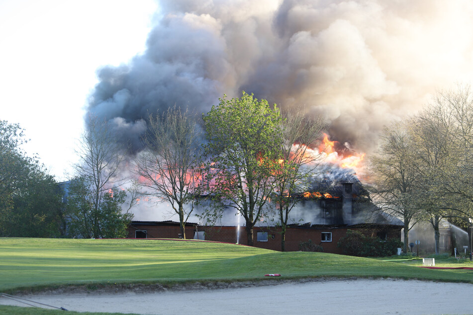 Dicker Rauch steigt über dem Brandort auf.