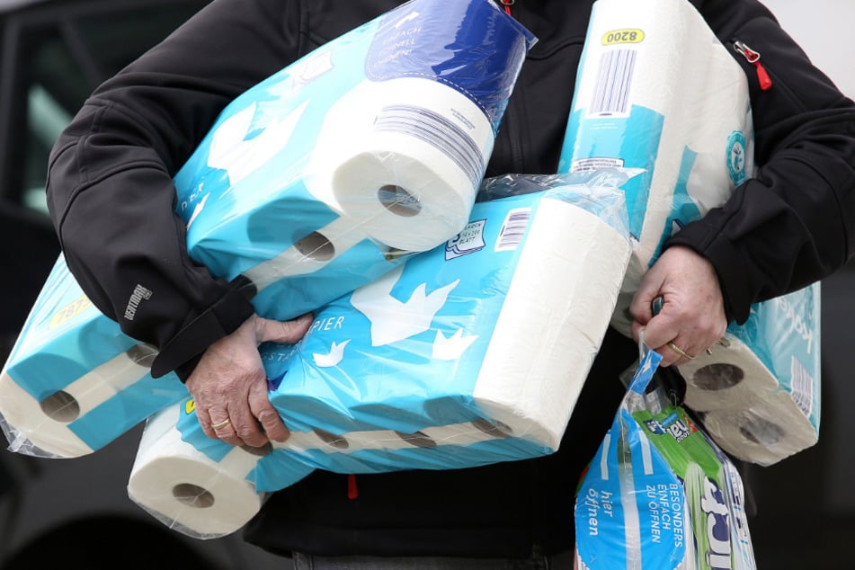 Der Mann klaute mehrere Pakete Klopapier. (Symbolbild)