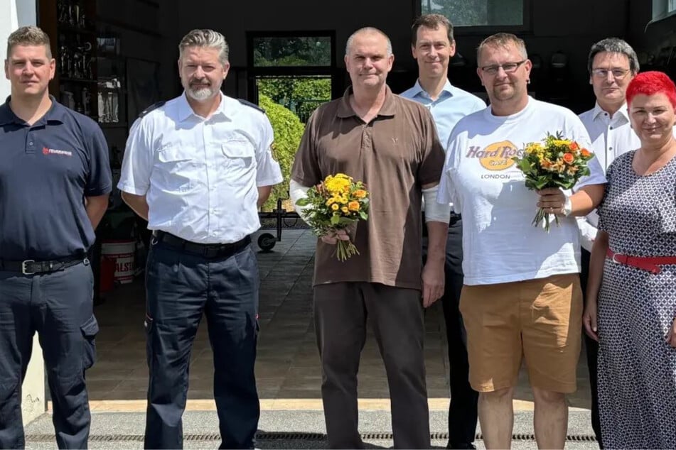 Überraschung mit Blumenstrauß: Verbandsgemeinde-Wehrführer Martin Neumann (v.l.), Bezirksbrandmeister Dirk Hartmann, Kamerad René Walther, LDS-Präsident Béla Bélafi, Kamerad Silvio Borrack, Tilo Lindner vom Landratsamt Meißen und die Verbands-Bürgermeisterin von Bad Liebenwerda, Claudia Sieber.