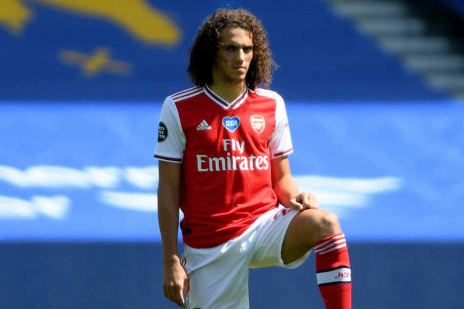 Matteo Guendouzi (21) kniet im Trikot des FC Arsenal auf dem Rasen. Am Donnerstag vermeldete sein neuer Verein Hertha BSC, dass der französische Mittelfeldspieler an Corona erkrankt ist.