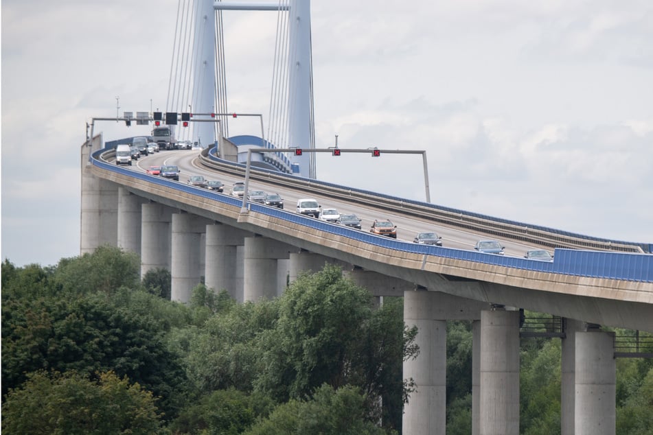 Phasenweise gesperrte Rügenbrücke zwingt Autofahrer zum Ausweichen!