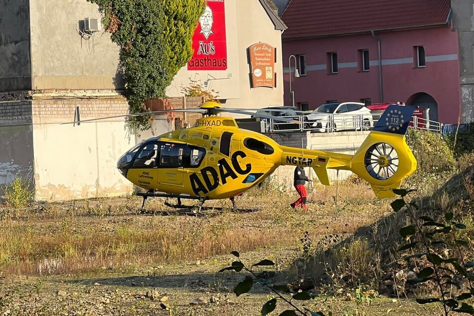 Auch ein Rettungshubschrauber war im Einsatz, um den lebensgefährlich verletzten Bewohner schnellstmöglich in eine Klinik zu bringen.