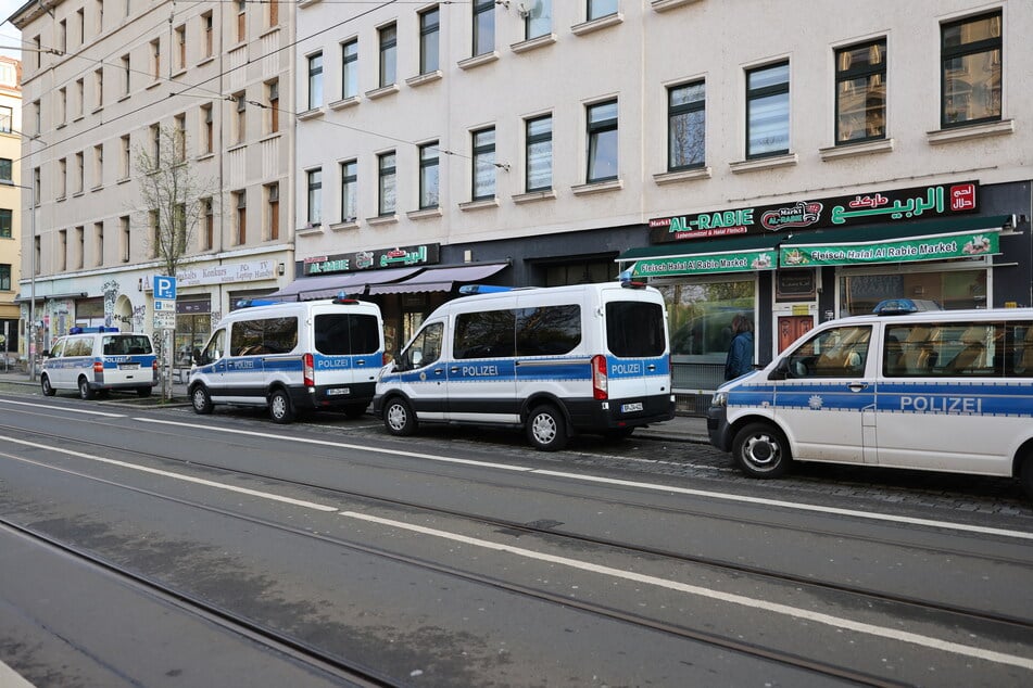 Großes Polizeiaufgebot auf der Eisenbahnstraße in Leipzig - hier wurden mehrere Wohnungen durchsucht.