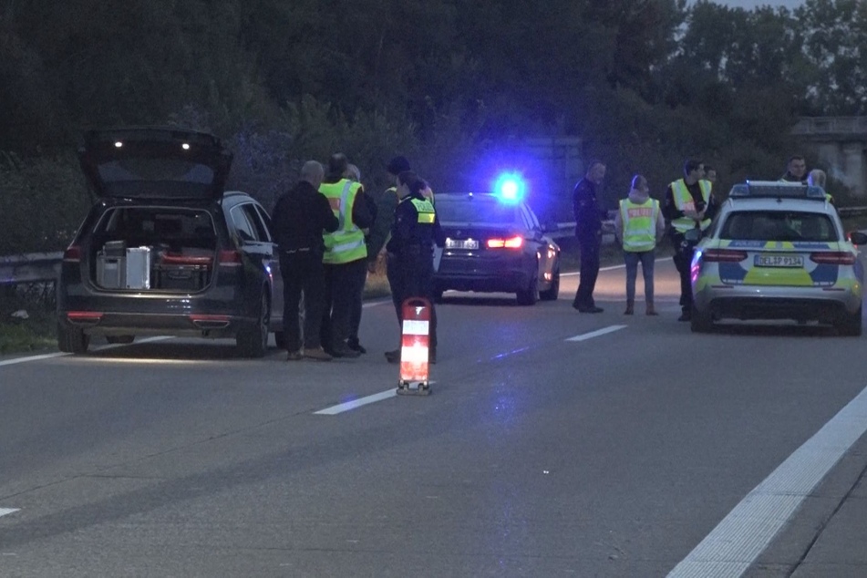 Ein 42-jähriger Mann aus Baden-Württemberg krachte auf der A27 mit seinem Wagen in die Leitplanke und überschlug sich. (Symbolbild)