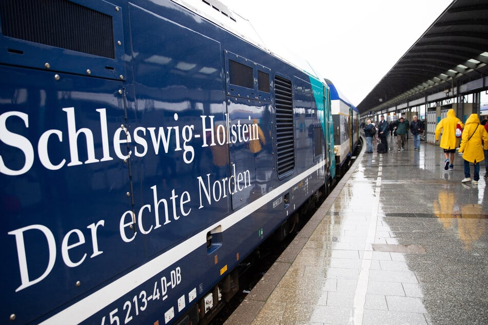 Ein Regionalzug in Schleswig-Holstein. Anders als in anderen Bundesländern gibt es "im echten Norden" kaum Ausweichmöglichkeiten bei einer Streckensperrung.