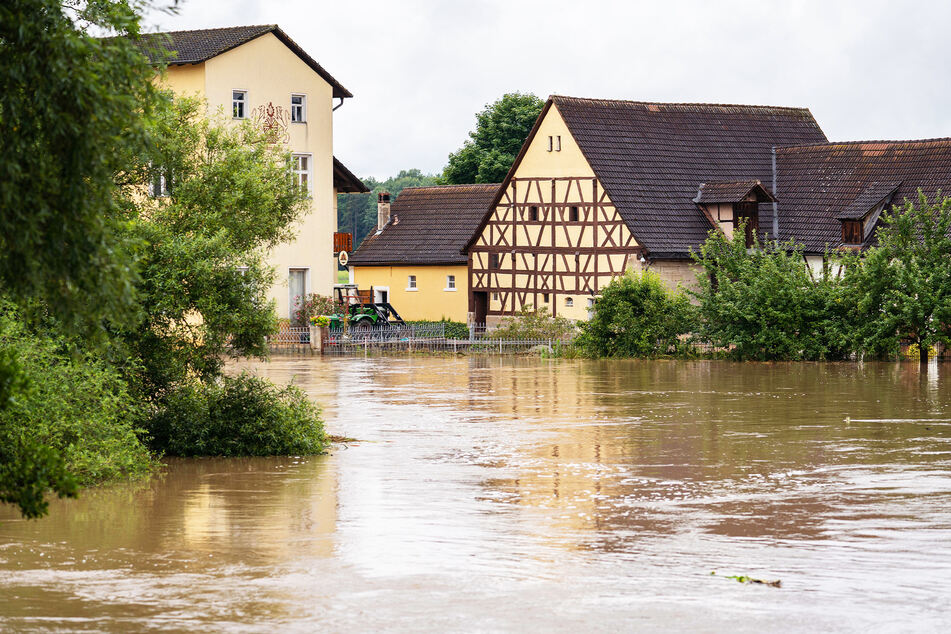Die über die Ufer getretene Aisch hat Teile von Wilmersdorf (Bayern) überschwemmt.