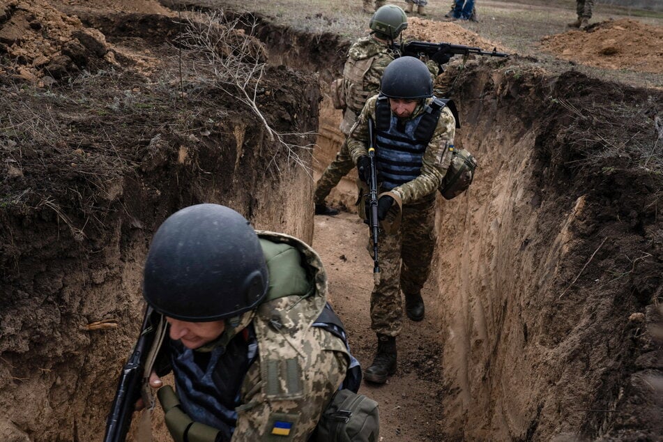 Dieses Foto zeigt ukrainische Soldaten bei einem militärischen Training. Ein Ende des Krieges ist gegenwärtig nicht absehbar.