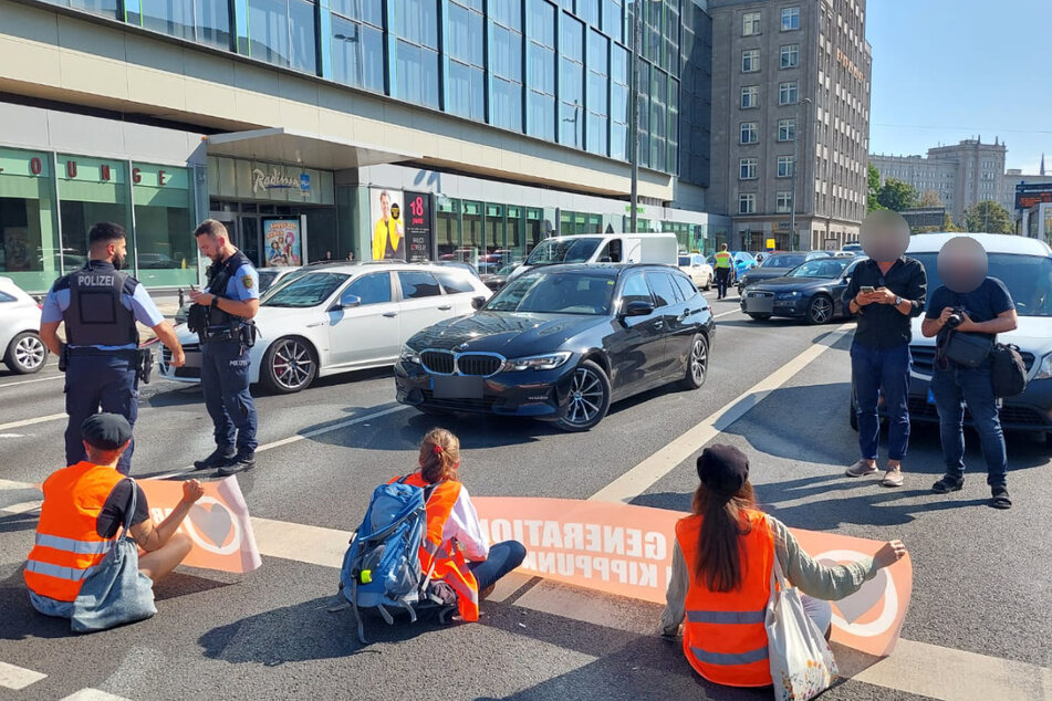 ... als auch dem Radisson Blu Hotel am Augustusplatz blockieren aktuell Klimaaktivisten den Verkehr.