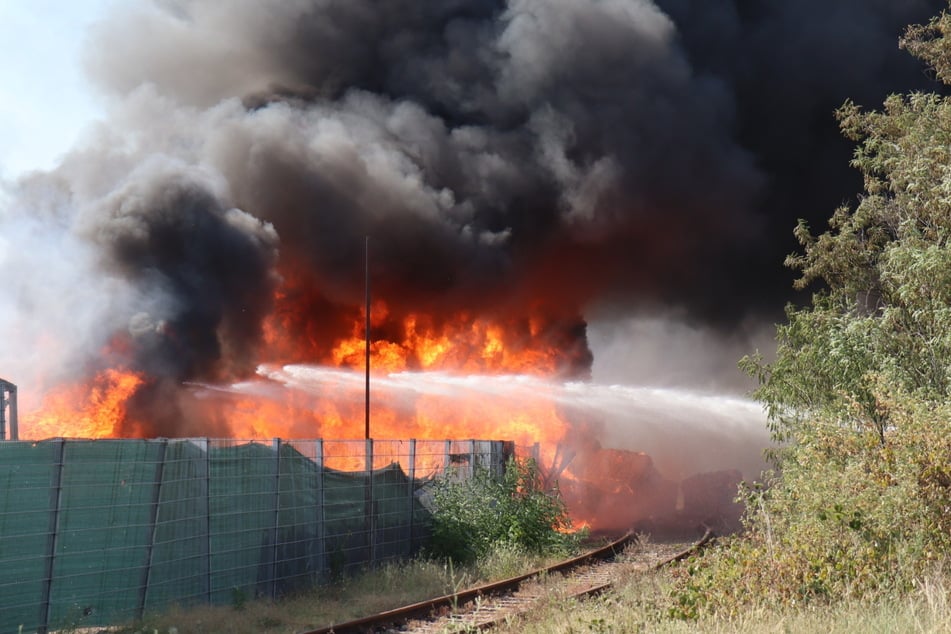 Ein Mannheimer Ölhafen steht derzeit in Flammen.