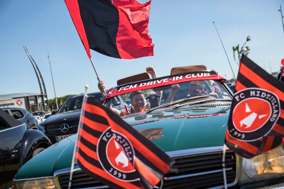 Fußballfans verfolgen auf dem Parkplatz der MCH-Arena das Spiel zwischen dem FC Midtjylland und dem AC Horsens.
