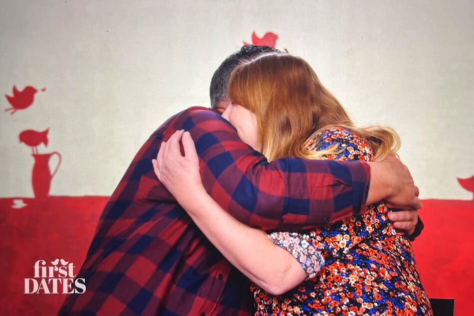 Am Ende wollen Detlef und Ute sich unbedingt wiedersehen und liegen sich vertraut in den Armen.