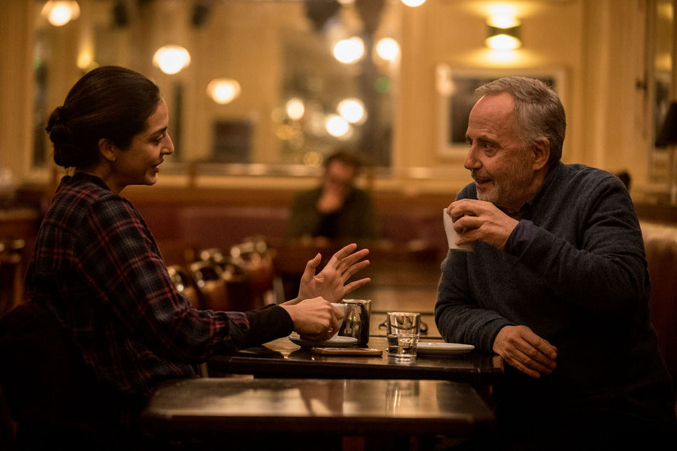 Arthur (Fabrice Luchini) tauscht sich wegen der Krankheit mit Randa Ameziane (Zineb Triki) aus, die Krebs überlebte.