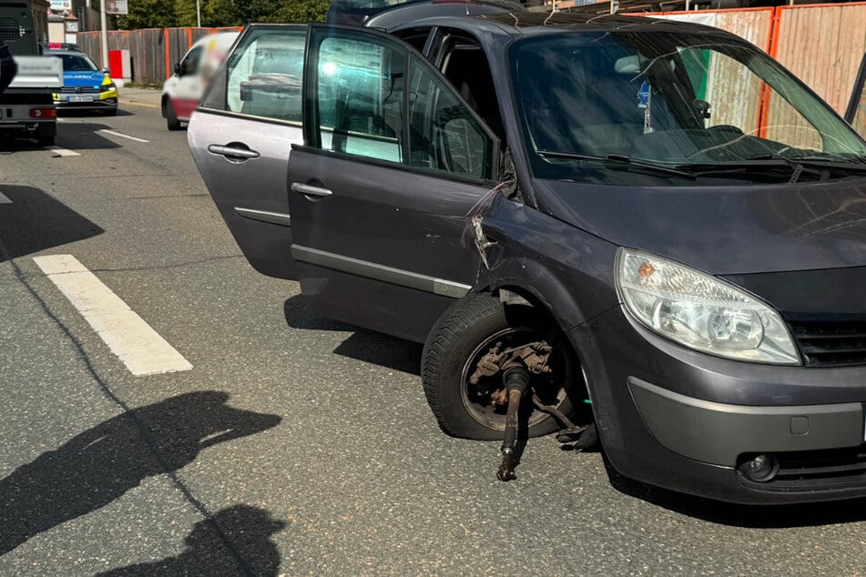 Am Renault brach die vordere rechte Achse.