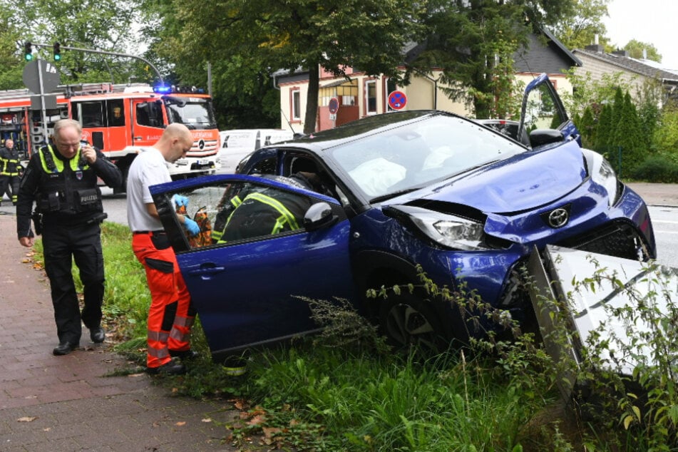 Blutprobe angeordnet: Mann kracht mit Toyota gegen Werbetafel