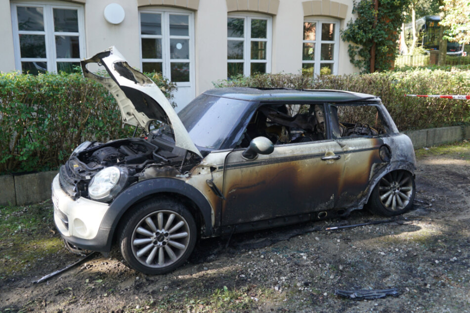 In der Nacht zu Mittwoch hat auf dem Gelände der Kirchengemeinde Steinbek in Hamburg ein Auto gebrannt. Die Polizei ermittelt zu einer möglichen Brandstiftung.