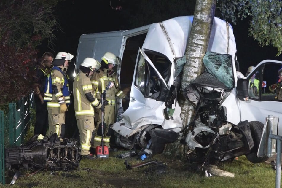 Der Transporter wurde bei dem Crash völlig deformiert.