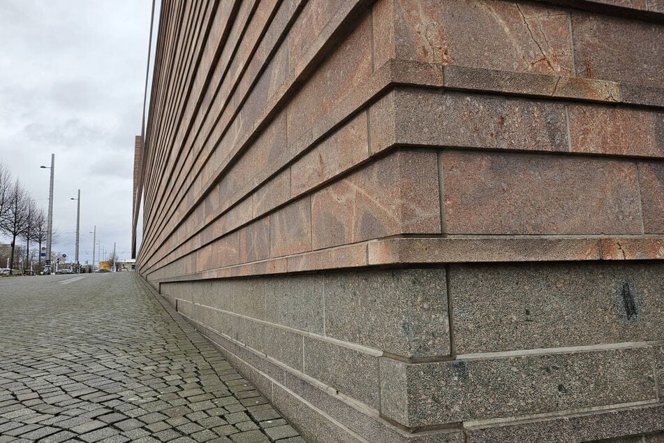 ...An der Fassade der Propsteikirche.