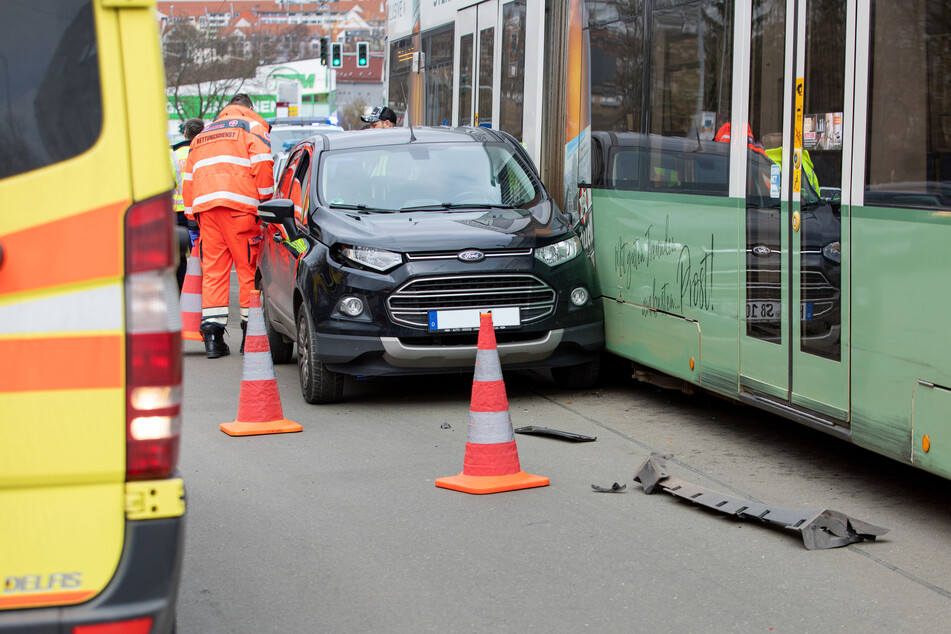 Ein Ford-Fahrer (68) kollidierte am Montagmittag in Plauen mit einer Straßenbahn.