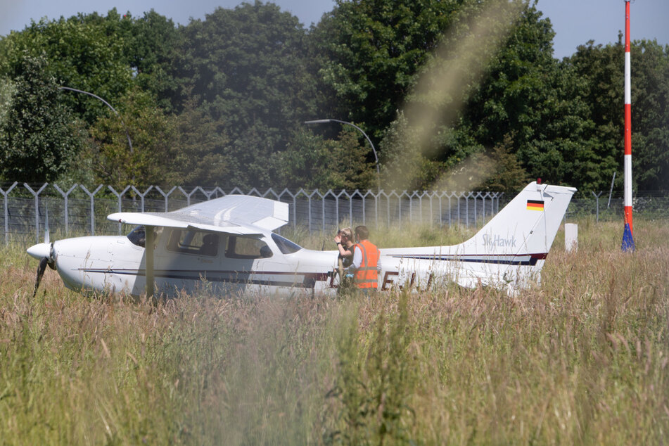 Das Kleinflugzeug landete in einem Grünstreifen.