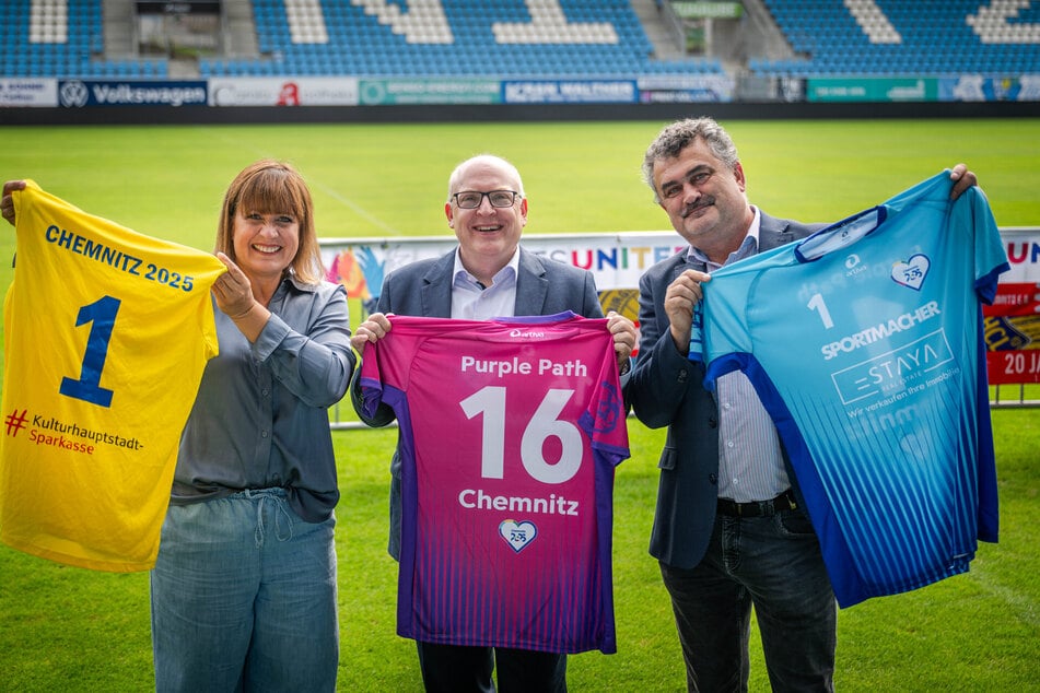 Manuela Sachse (49) vom Stadtsportbund, OB Sven Schulze (53, SPD) und Sylvio Krause (59, CDU) präsentierten die Trikots der Teams.
