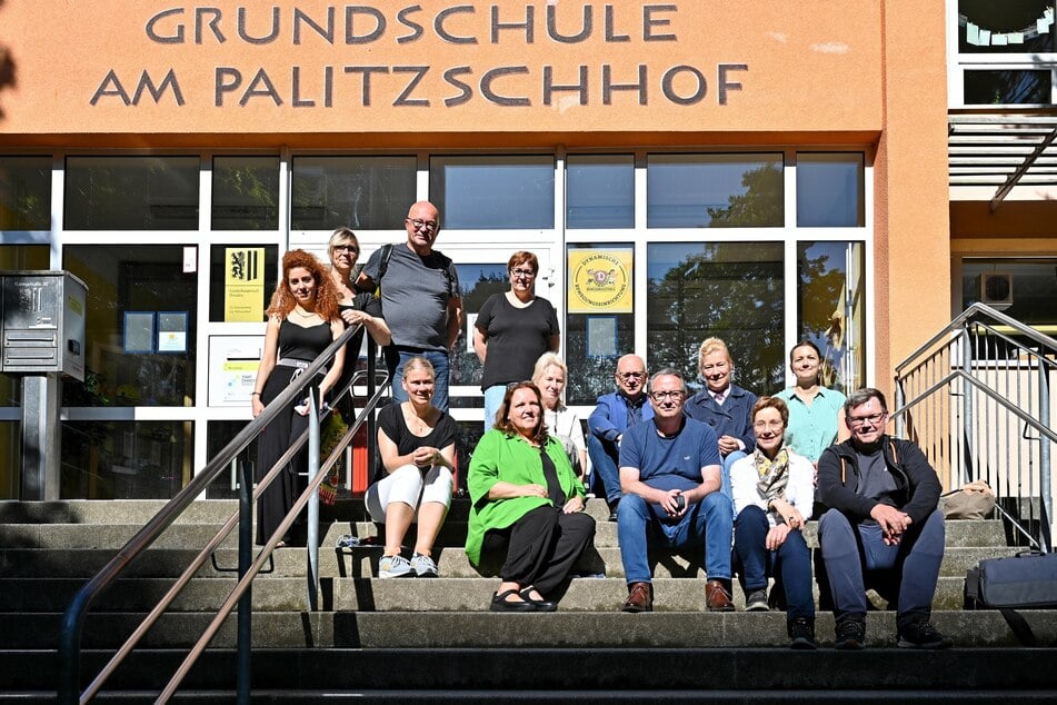 Zum Start der Sommerferien besuchte eine Delegation um Bildungsbürgermeister Donhauser die Grundschule.