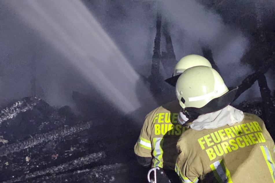 Einsatzkräfte der Burscheider Feuerwehr gingen unter Atemschutz und mit C-Rohren bewaffnet gegen die Flammen vor.