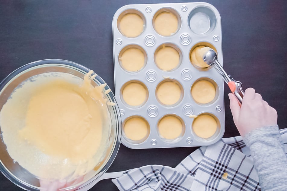 Mit dem einfachen Rezept für Eierlikör-Muffins kannst Du ganz schnell zwölf fluffige Küchlein backen.