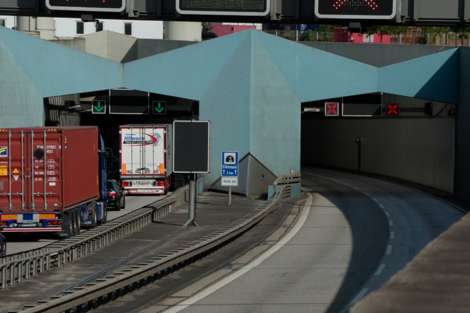 Röhre 1 des Hamburger Elbtunnels ist derzeit gesperrt. Röhre 2 ist mittlerweile auf zwei Spuren freigegeben.