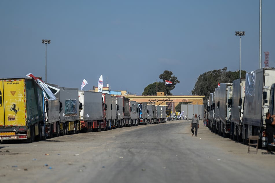 Ein mit Hilfsgütern beladener LKW-Konvoi steht vor dem Grenzübergang Rafah zwischen Ägypten und dem Gazastreifen.