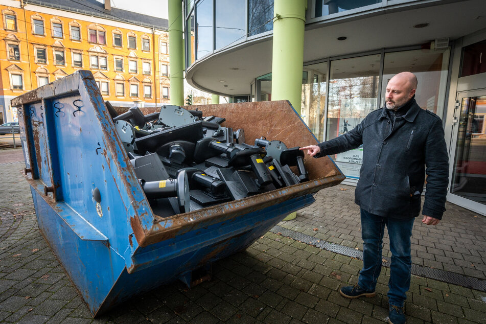 Kann man diese Computer-Monitore noch nutzen oder kann das weg - fragte AfD-Stadtrat Nico Köhler (45) nach der Entrümpelung bei der GGG.