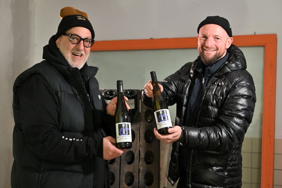 Die Weinfreunde Andreas Müller (53, l.) und Francesco Karnapp (39) laden zum "Austrinken" ein, um den restlichen Glühwein vom Weihnachtsmarkt zu vertrinken.