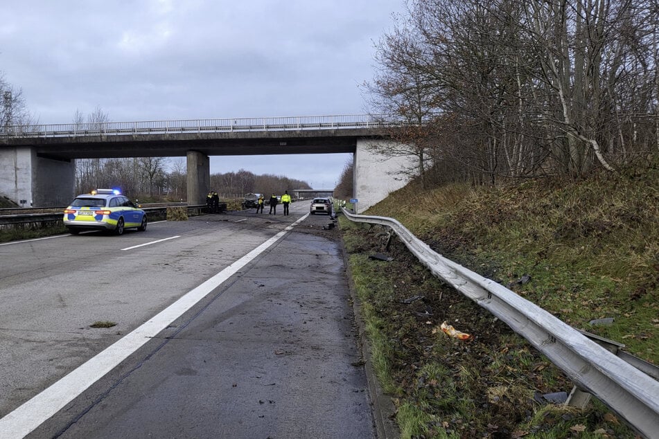 Der Unfall hinterließ deutliche Spuren an beiden Leitplanken der A27.