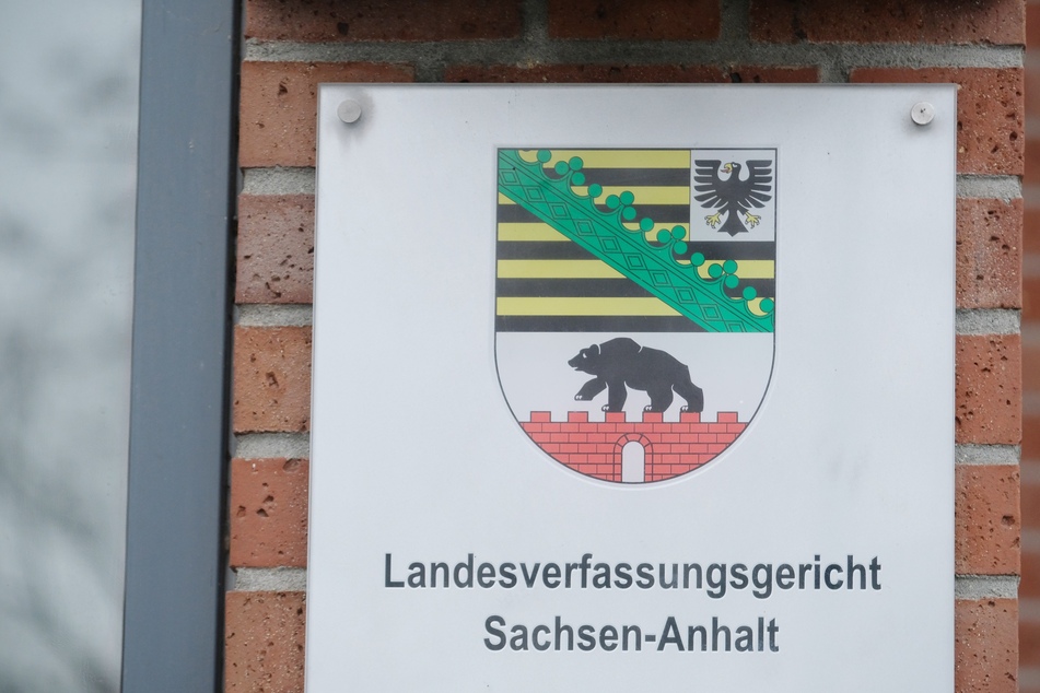 In hohem Takt hat Sachsen-Anhalts Landesregierung seit Beginn der Pandemie Landesverordnungen zur Eindämmung des Coronavirus erlassen. Jetzt hat das Verfassungsgericht mehrere Regelungen geprüft und zwei Entscheidungen vorgelegt.