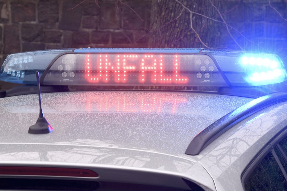 Der Jugendliche erkannte ein parkendes Auto zu spät und krachte in den Wagen. (Symbolfoto)