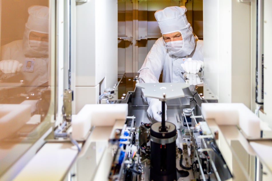 Die Instandhalter (m/w/d) halten die hochsensiblen Reinraumanlagen im Takt und die Produktion am Laufen.