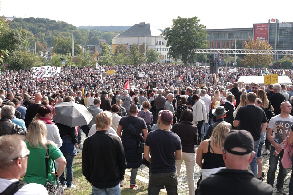Tausende Menschen versammelten sich am Sonntag in Plauen, um gegen die aktuelle Politik zu demonstrieren.