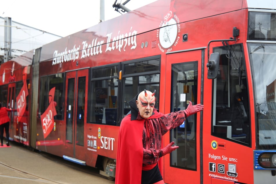 Sogar eine Straßenbahn fährt Müllers Mephisto-Gesicht inzwischen kreuz und quer durch Leipzig.