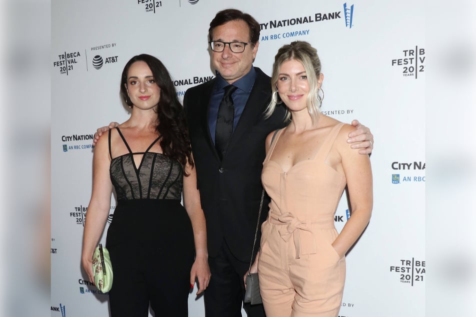 Bob Saget (c.) at a red carpet event with his daughter Lara Saget (l.) and wife Kelly Rizzo (r.) in June.